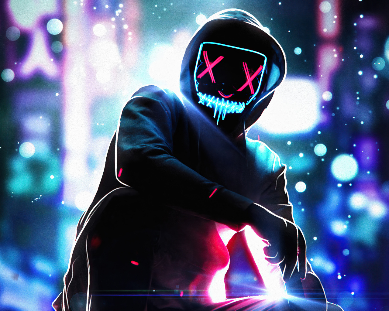 Мужчина в светящейся маске в худи