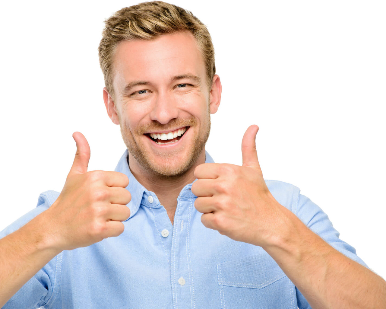 Улыбающийся парень показывает класс 