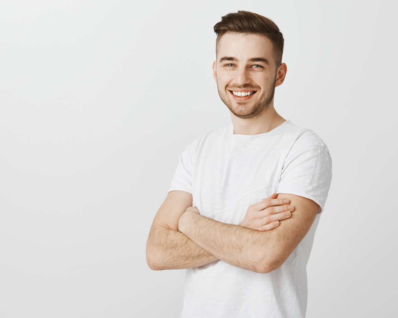 Улыбающийся молодой человек с белой футболке