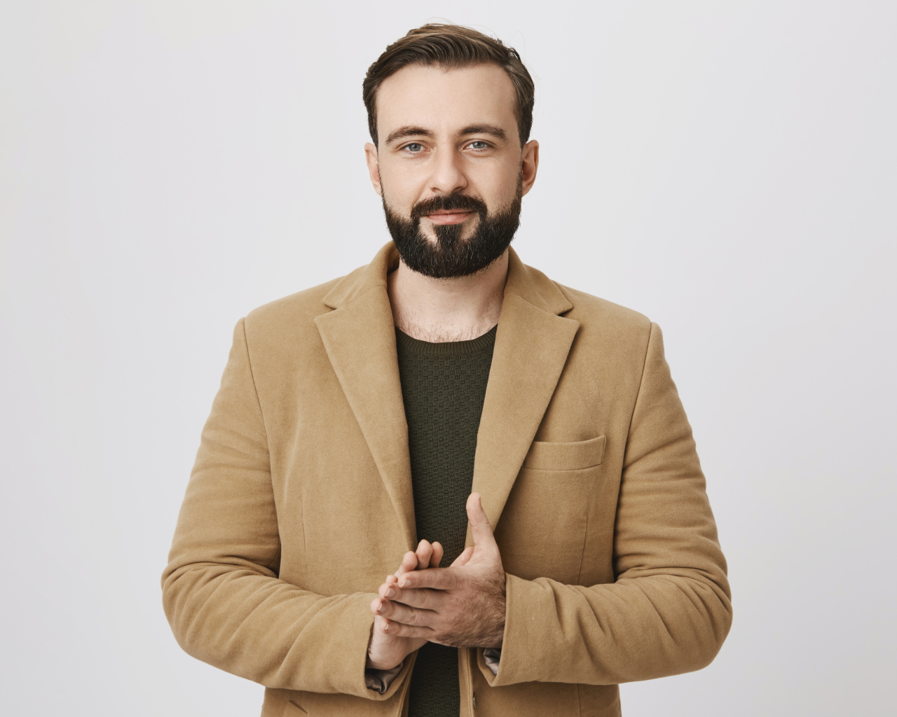 Стильный мужчина в коричневом пиджаке