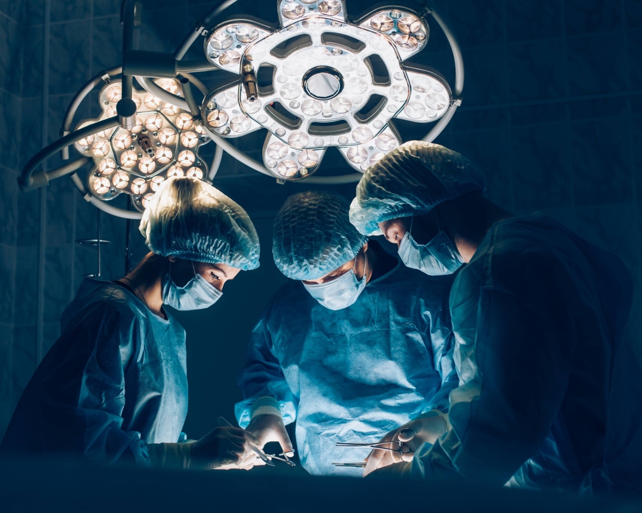 Три врача делают операцию 