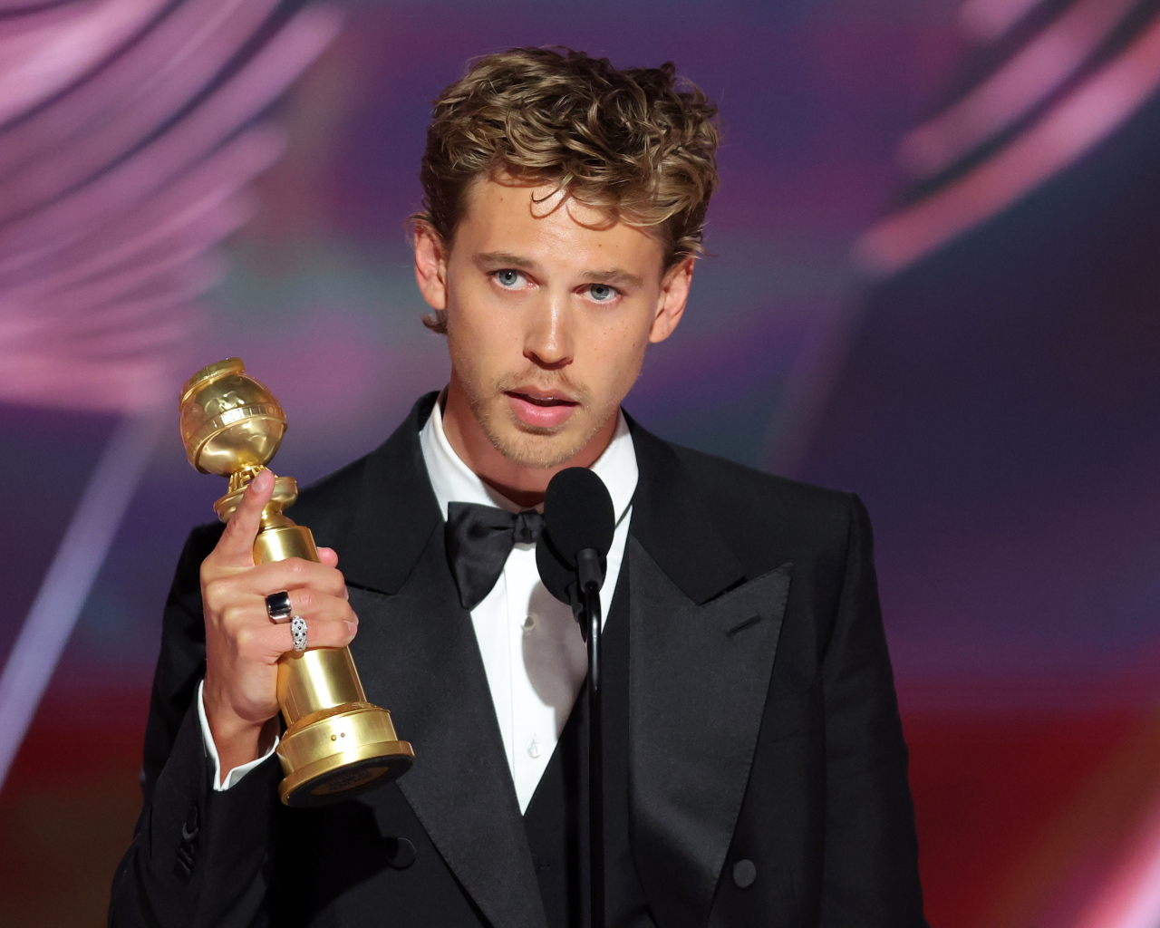 Актер Остин Батлер  с наградой в руке