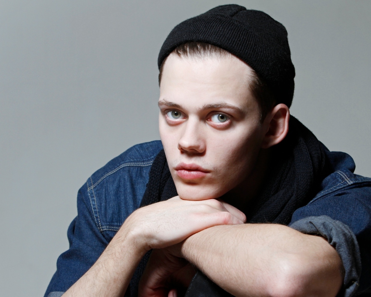 Актер Билл Скарсгард в шапке