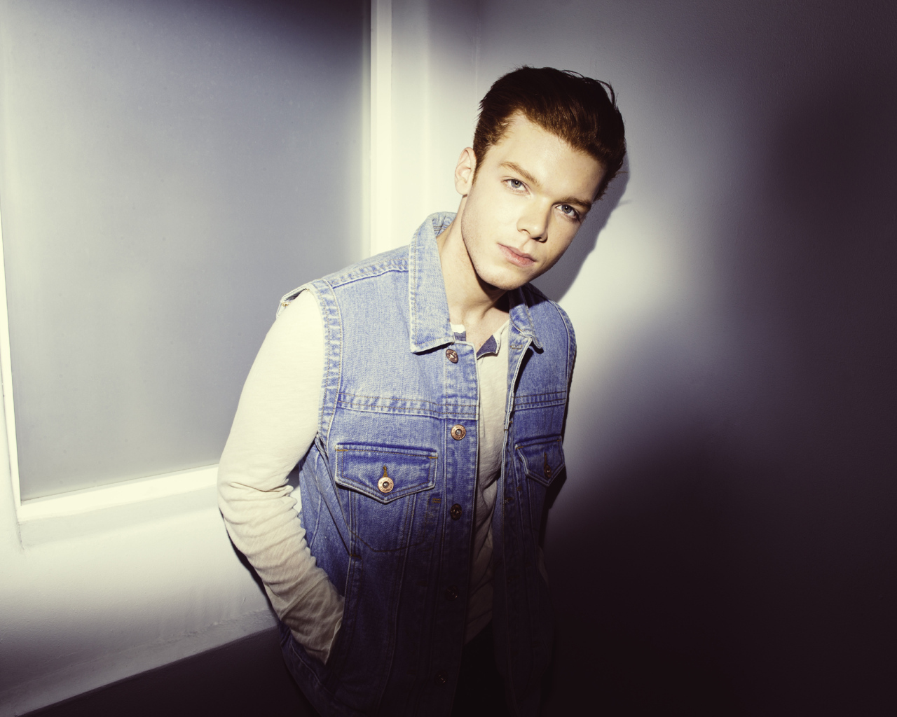 Актер Камерон Монахэн в комнате