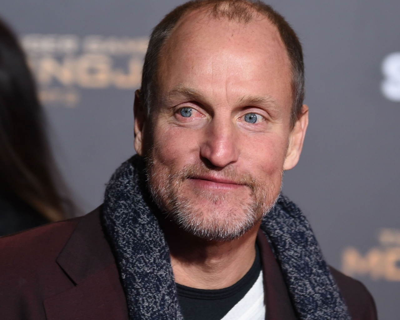 Актер Вуди Харрельсон в пальто