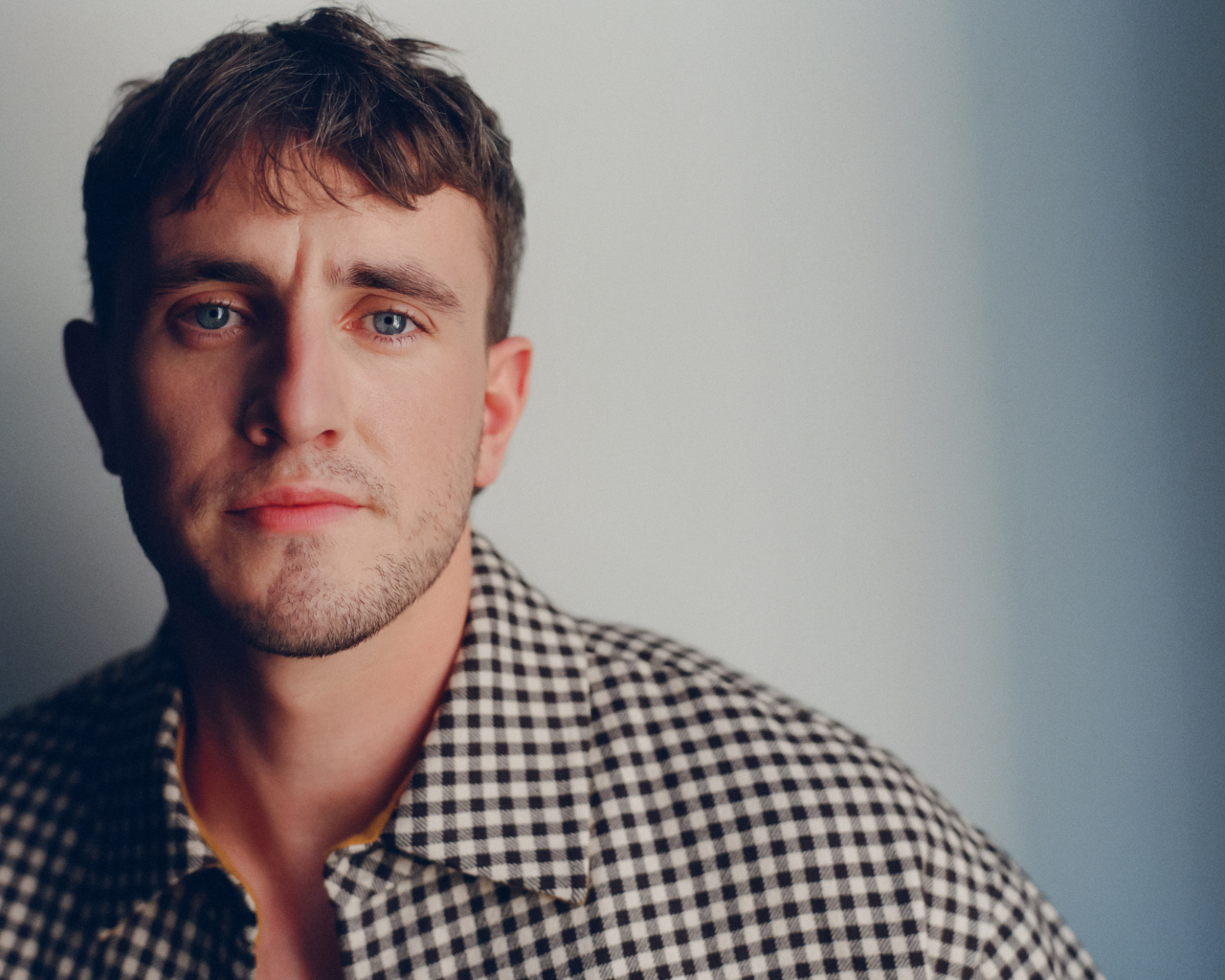 Голубоглазый ирландский актер Пол Мескал