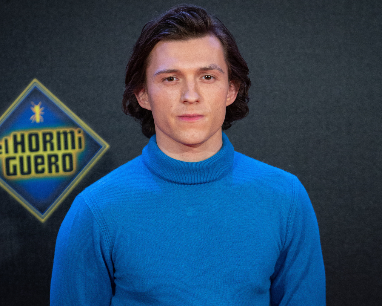 Английский актер Том Холланд в голубом свитере