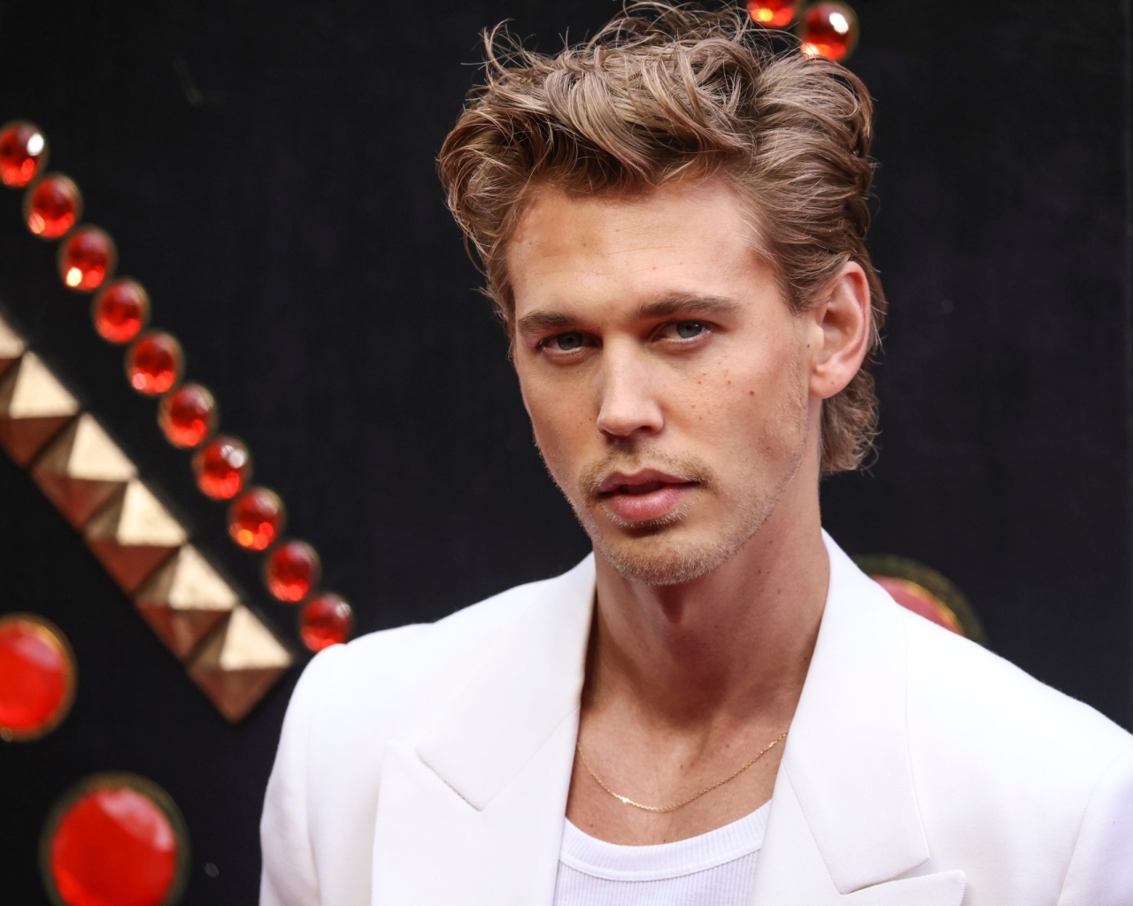 Красивый молодой актер Остин Батлер