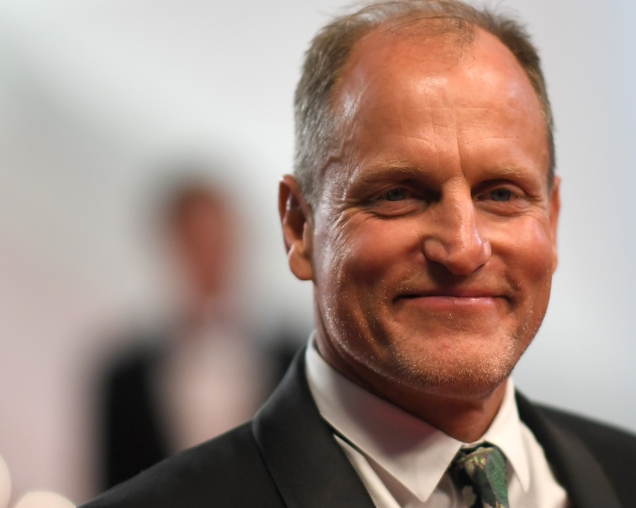 Стильный мужчина актер Вуди Харрельсон