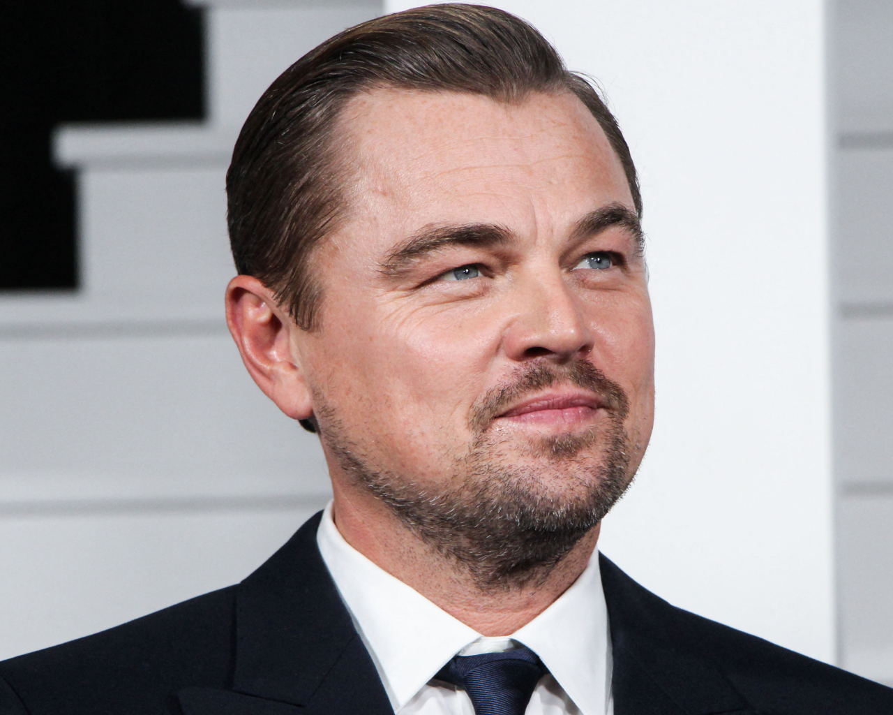 Стильный мужчина актер Леонардо Ди Каприо