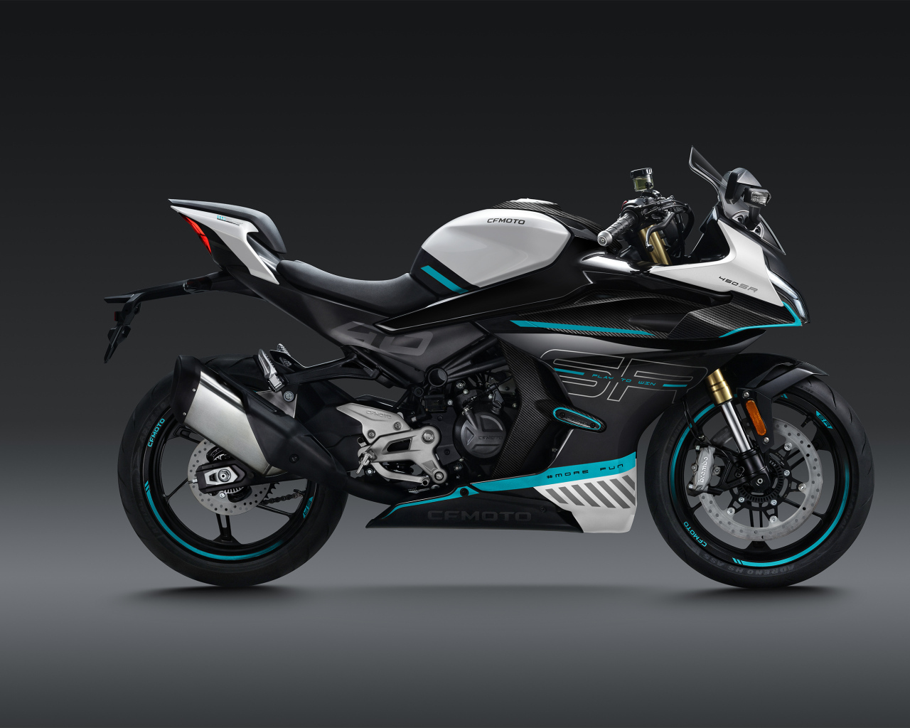 Мотоцикл CFMoto 450SR, 2023 года на сером фоне
