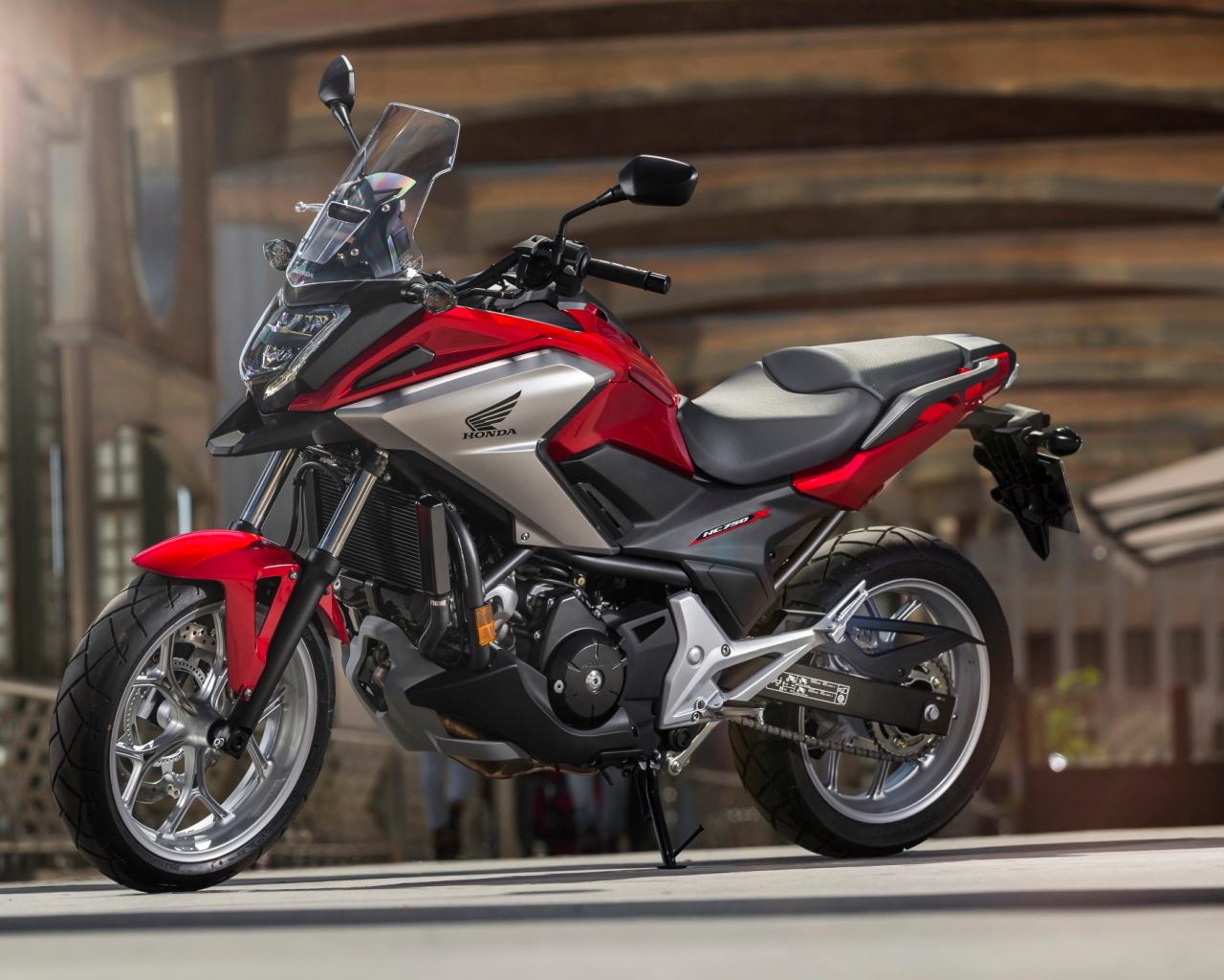 Красный мотоцикл  honda nc750x, 2024