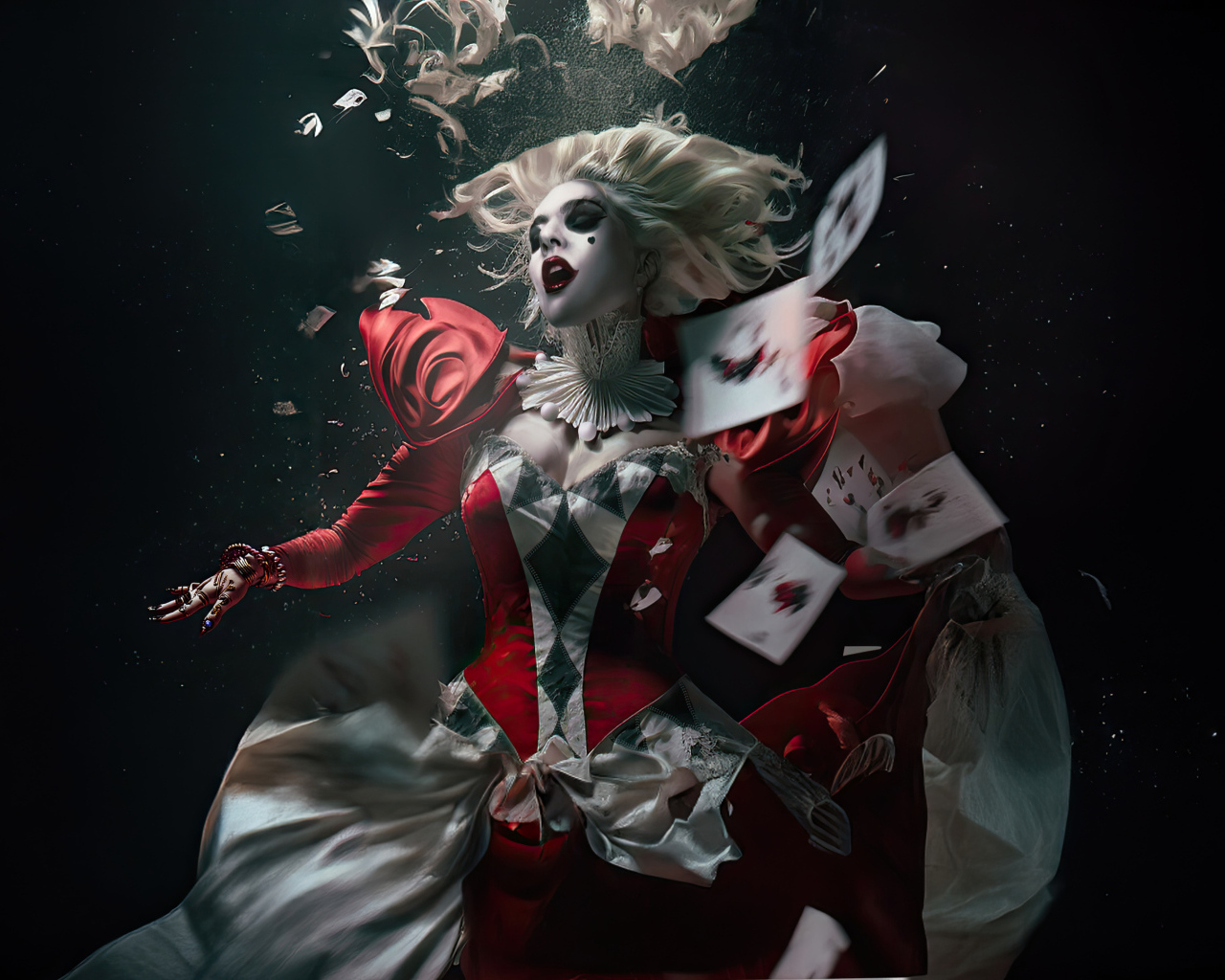 Персонаж Харли Квинн с картами в новом фильме Джокер: Безумие на двоих, 2024