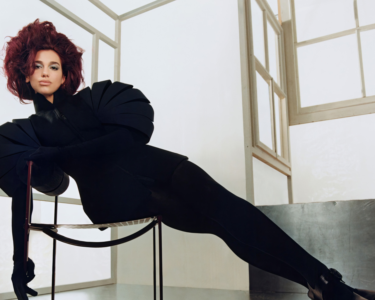 Красивое черное платье на певице Дуа Липа