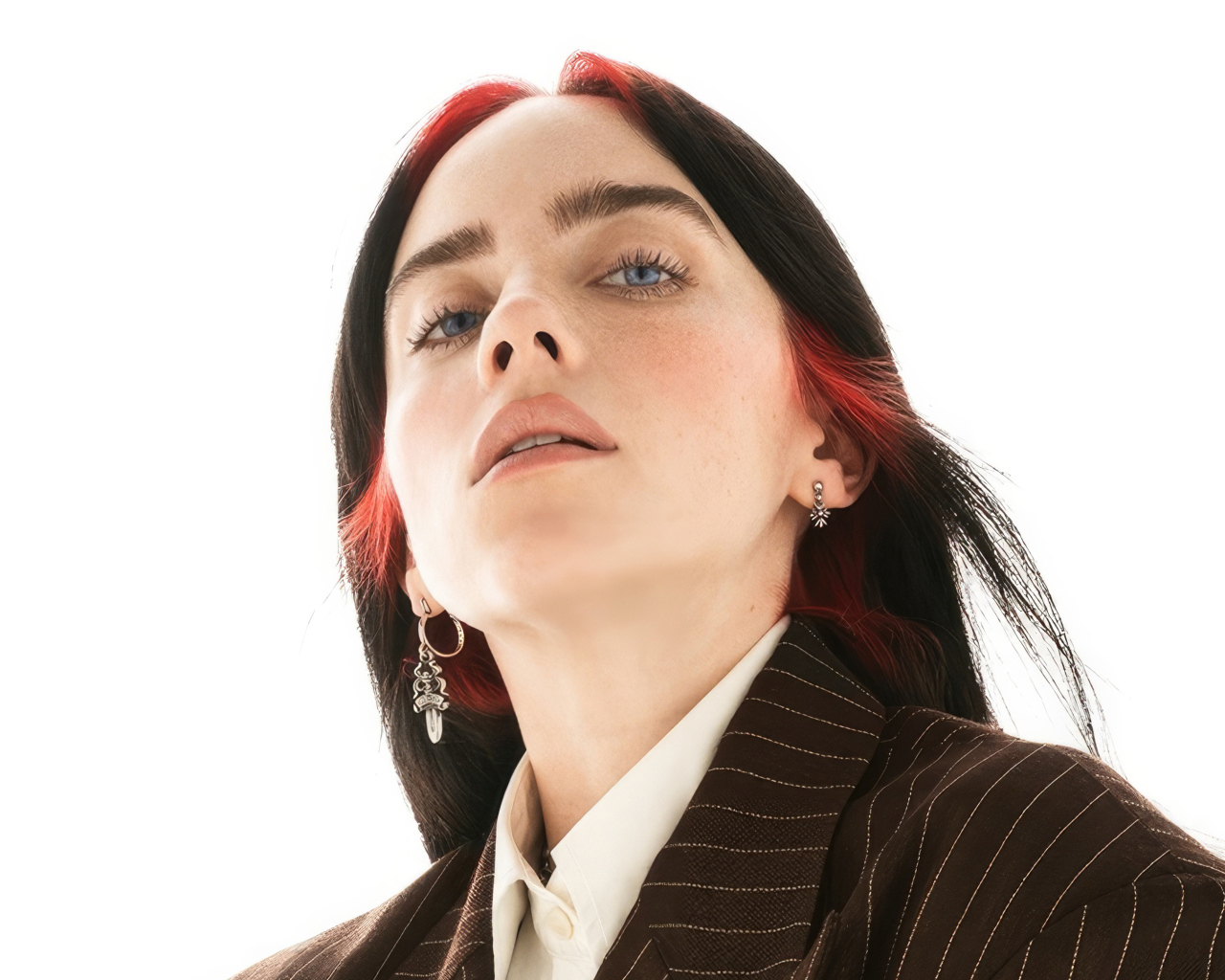 Красивая голубоглазая певица Билли Айлиш на белом фоне