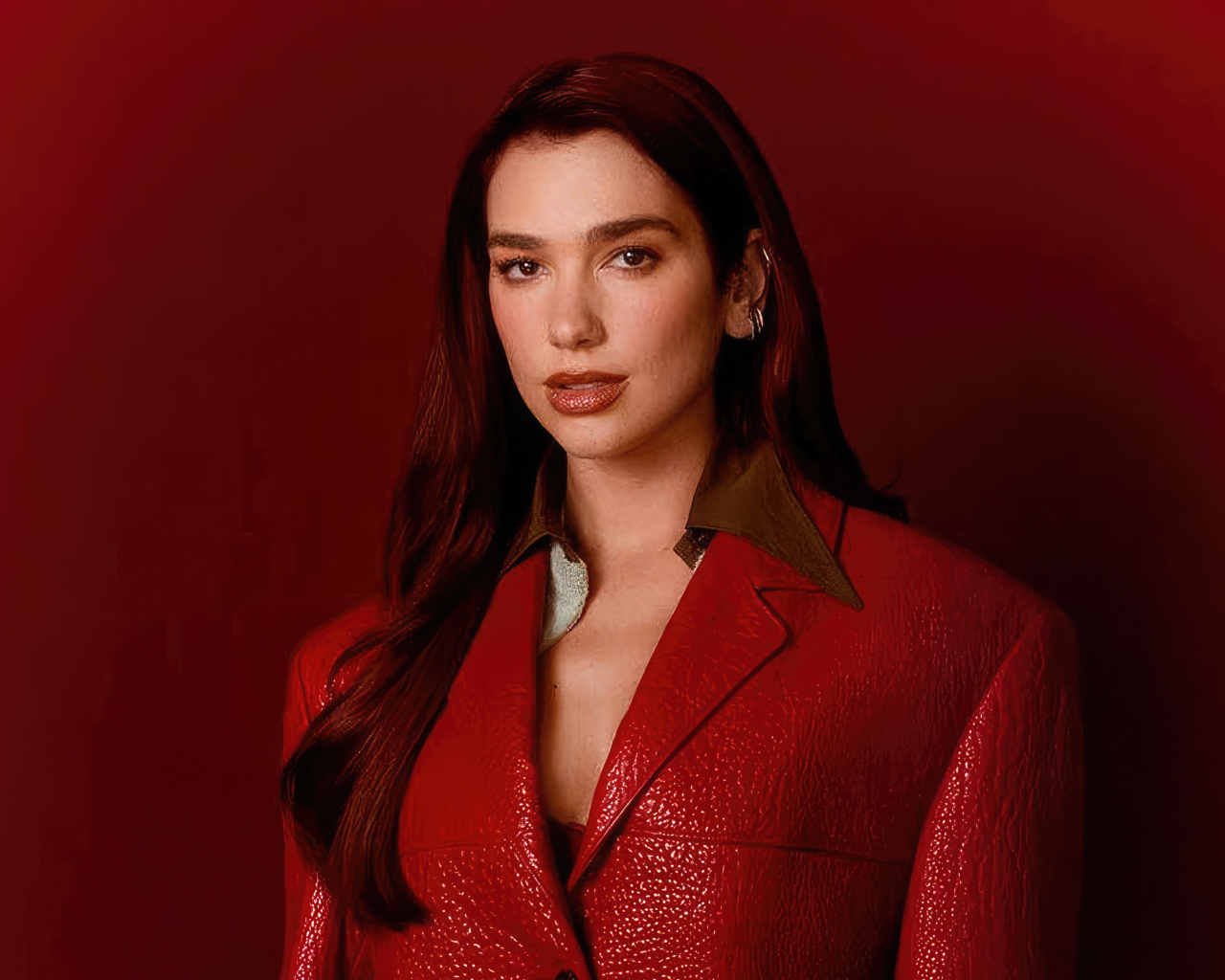 Красивая певица Дуа Липа на красном фоне