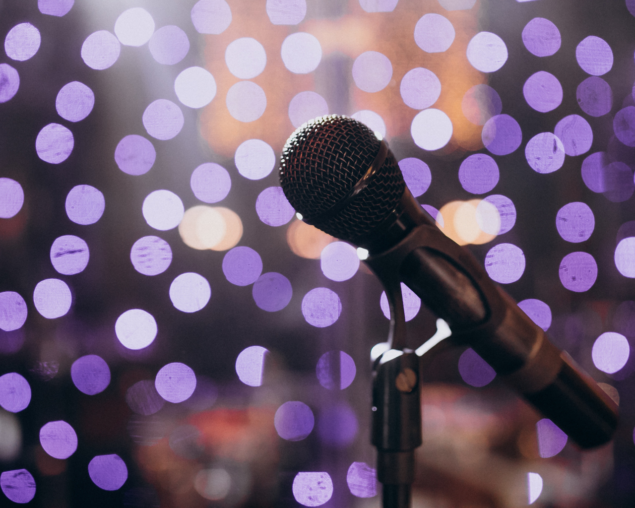 Черный микрофон для вокала на ярком фоне