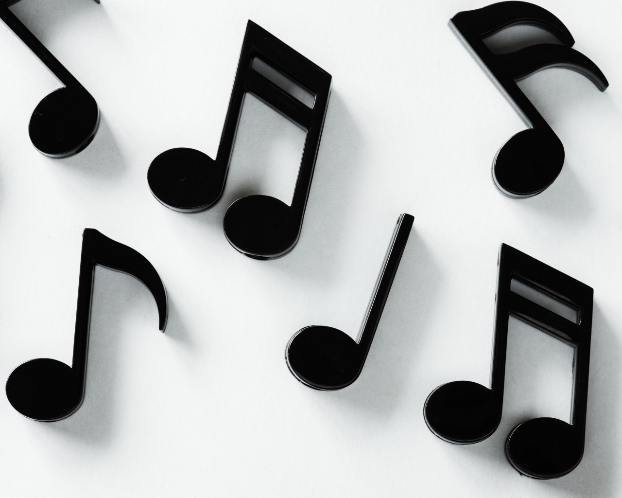 Черные ноты на белом фоне
