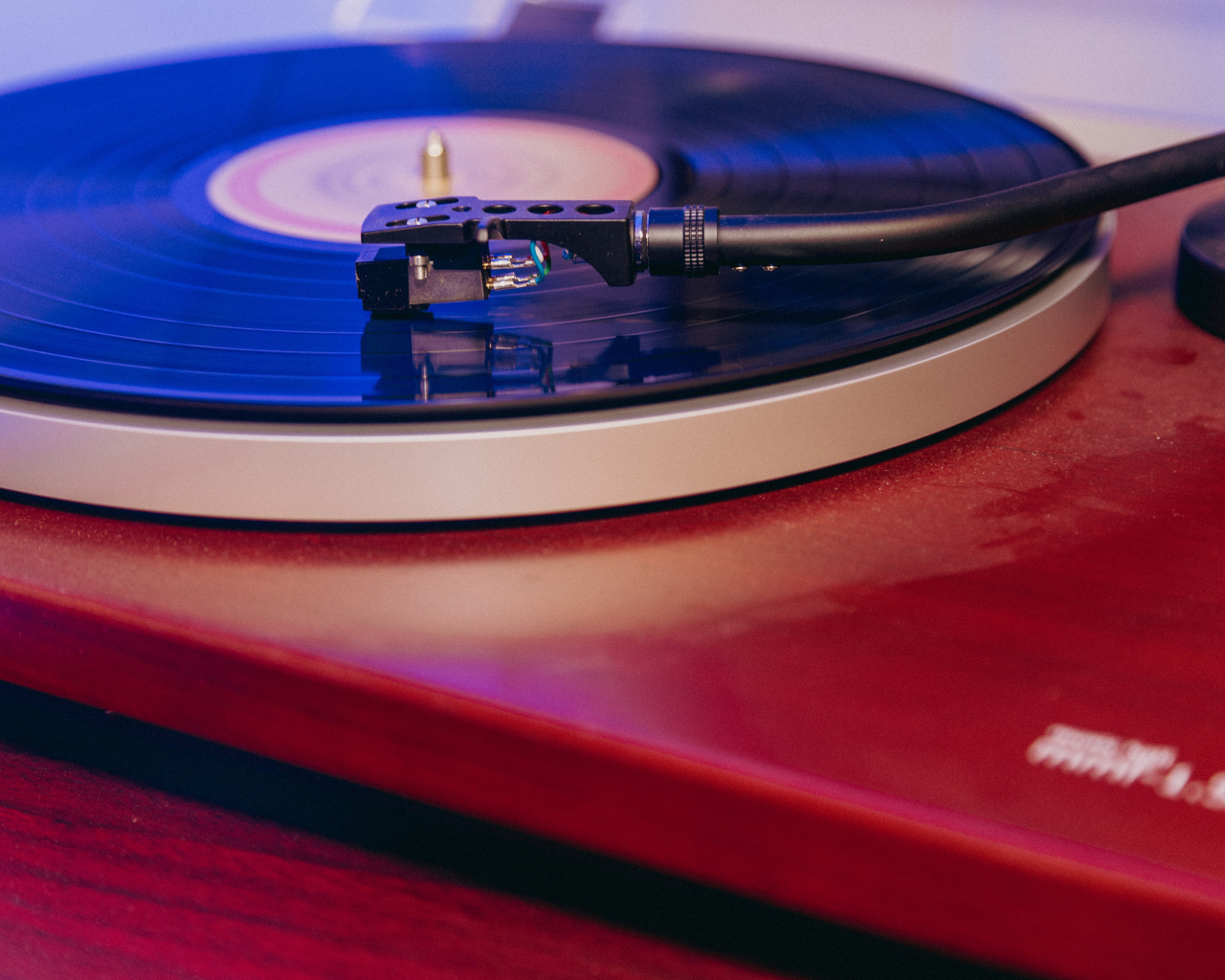 Черная пластинка на проигрывателе винила