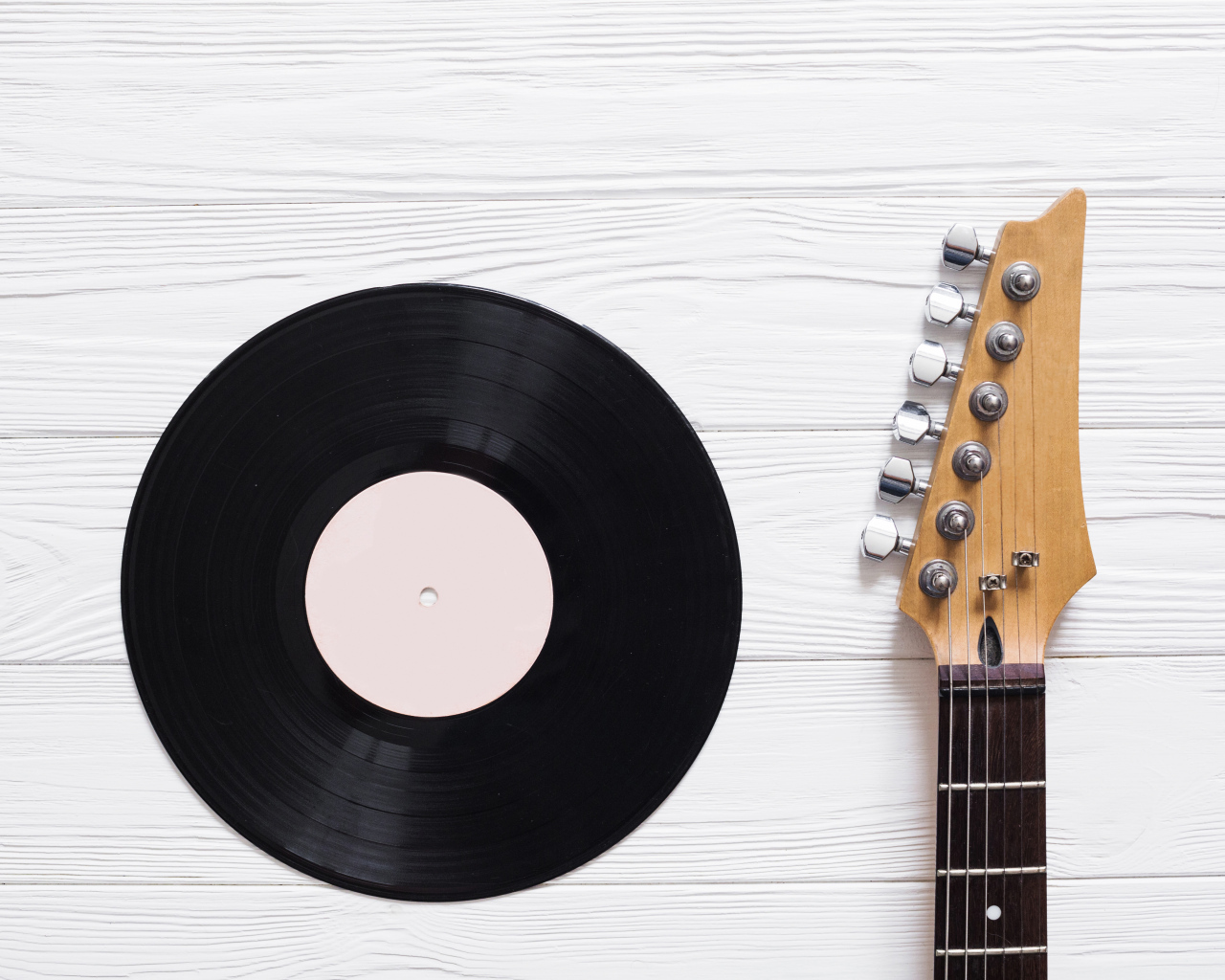 Черная виниловая пластинка и гитара