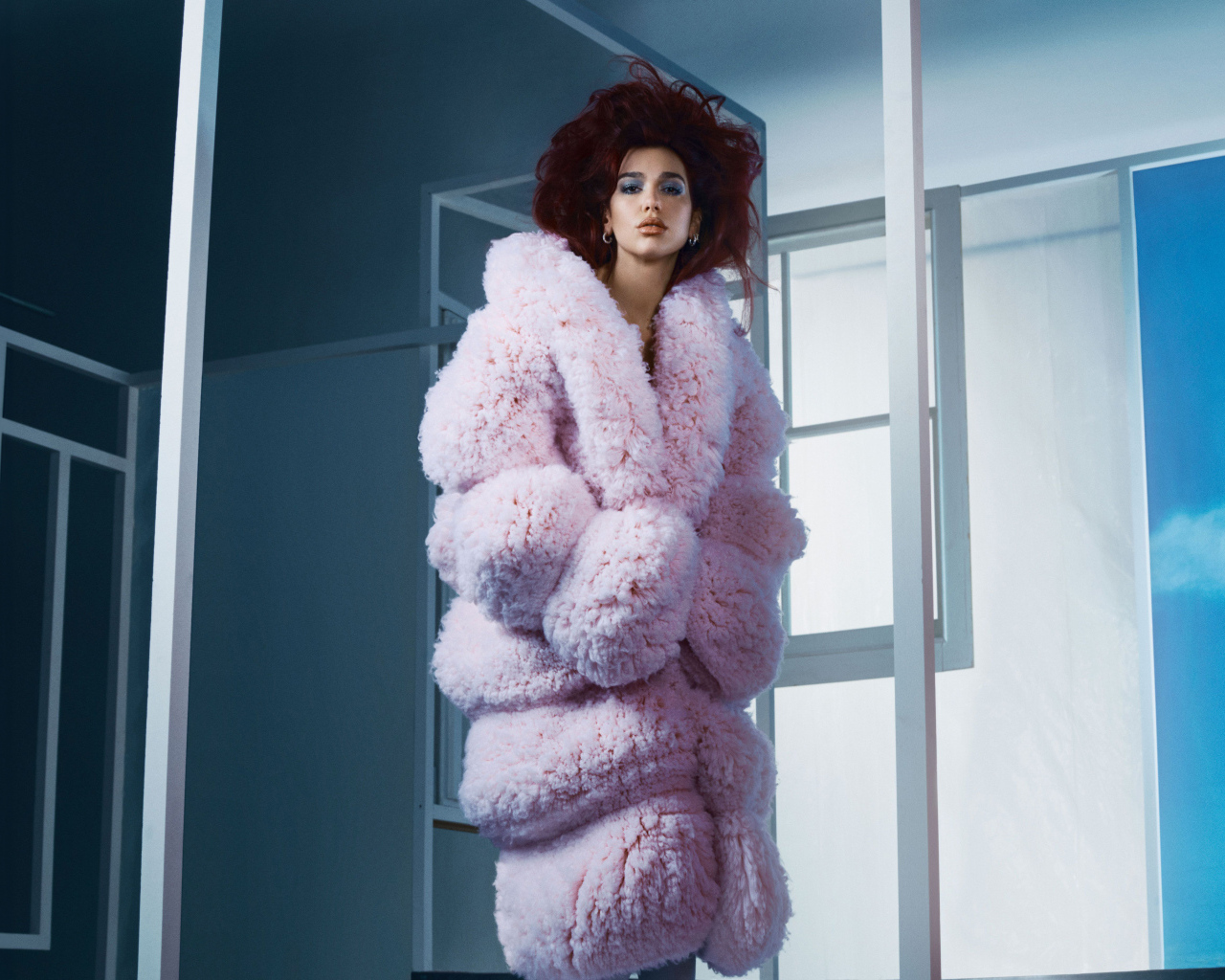 Яркая певица Дуа Липа в розовой шубе