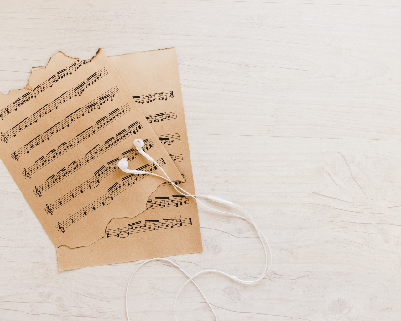 Сожженные ноты с наушниками 