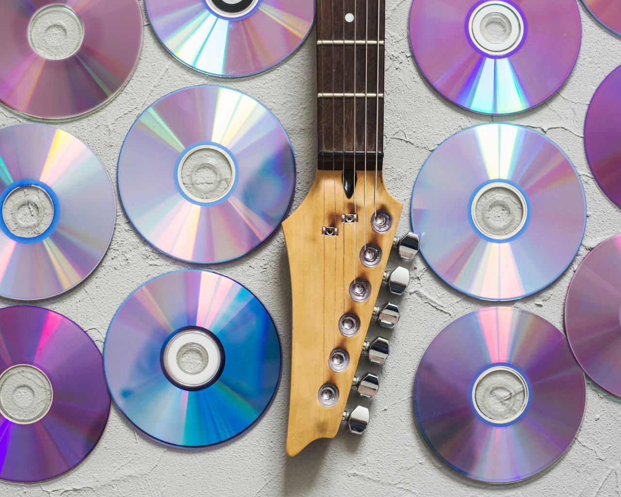 Сд диски  с гитарой на белом фоне