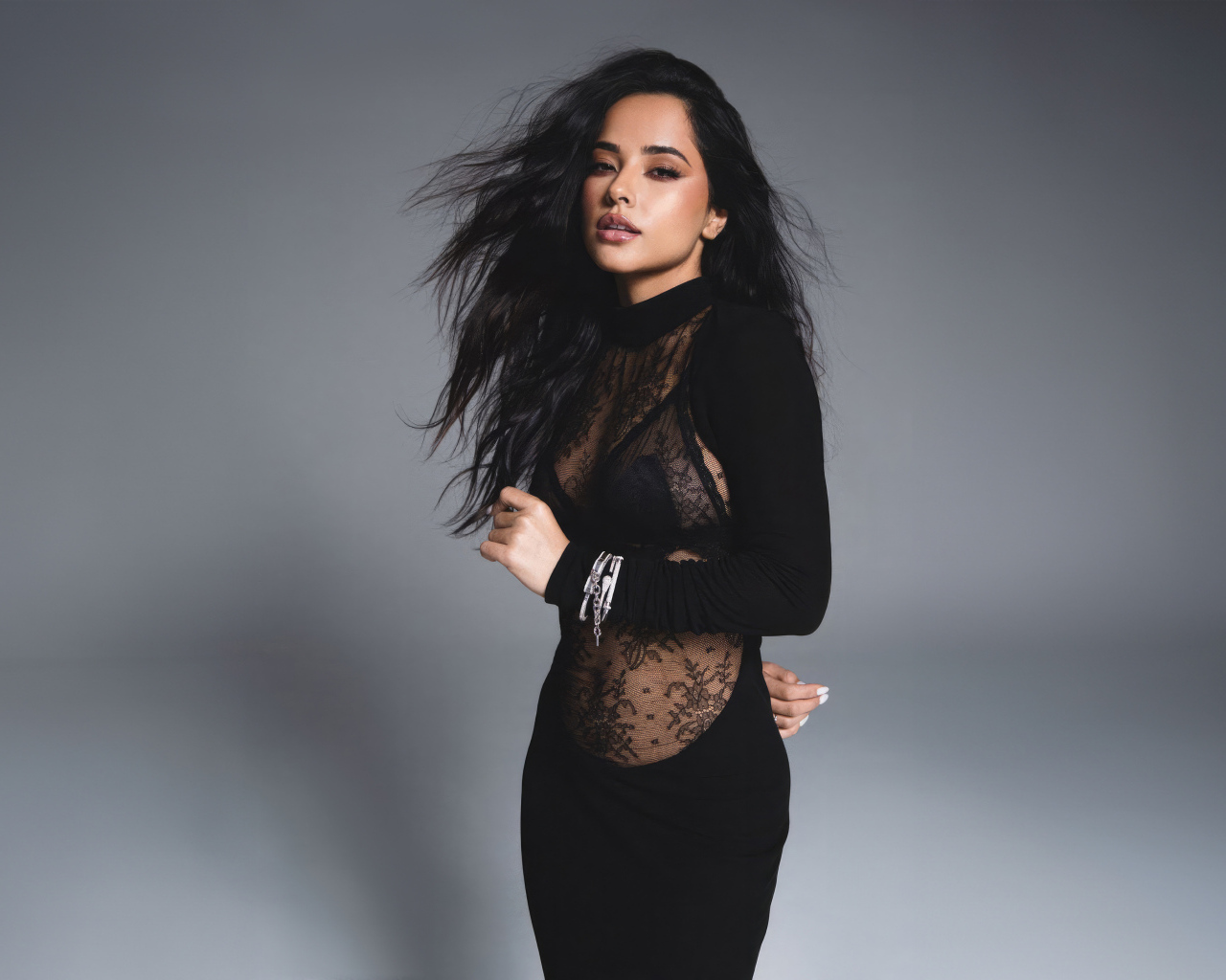 Милая девушка Бекки Джи в черном платье на сером фоне