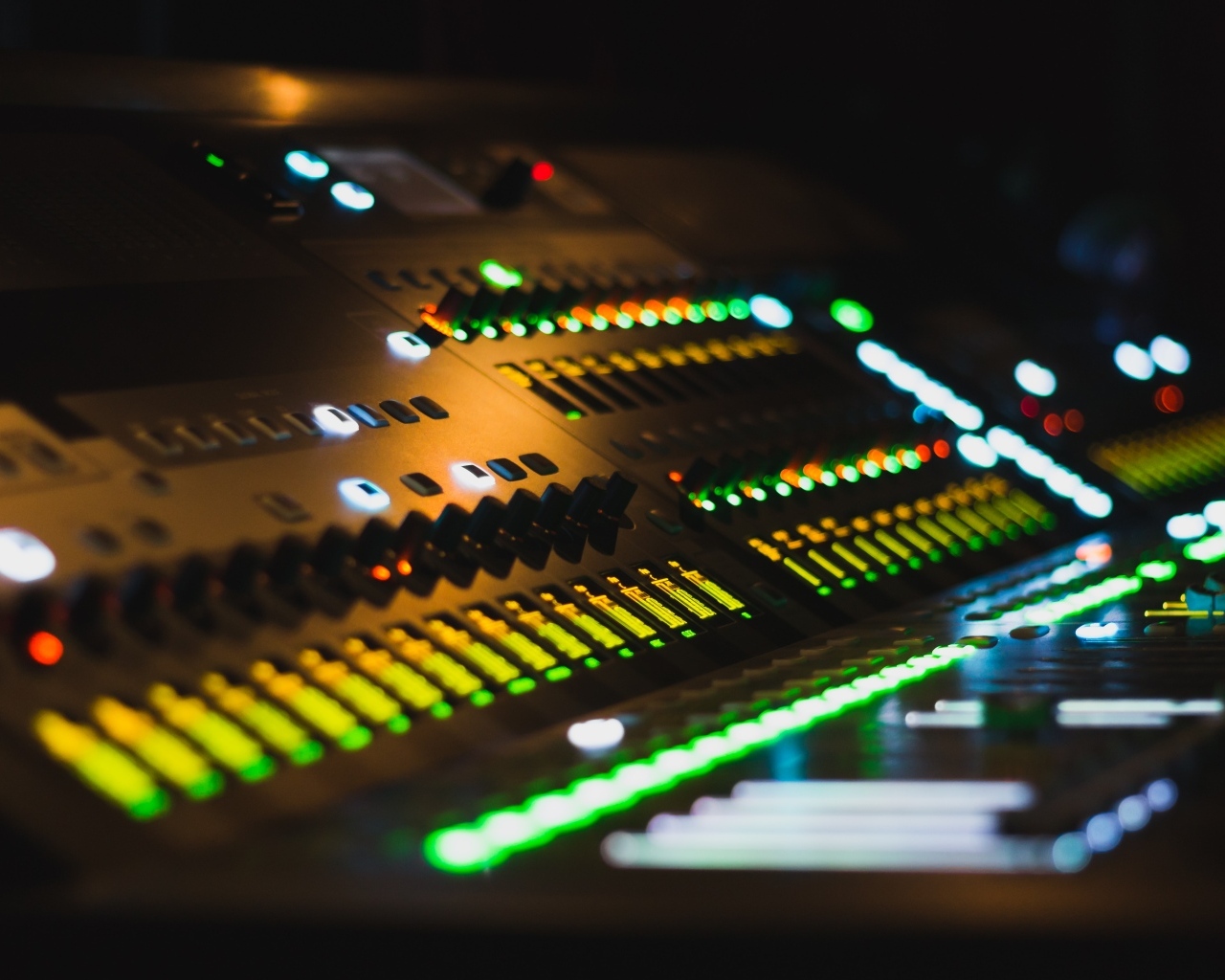 Светящийся микшерный пульт 