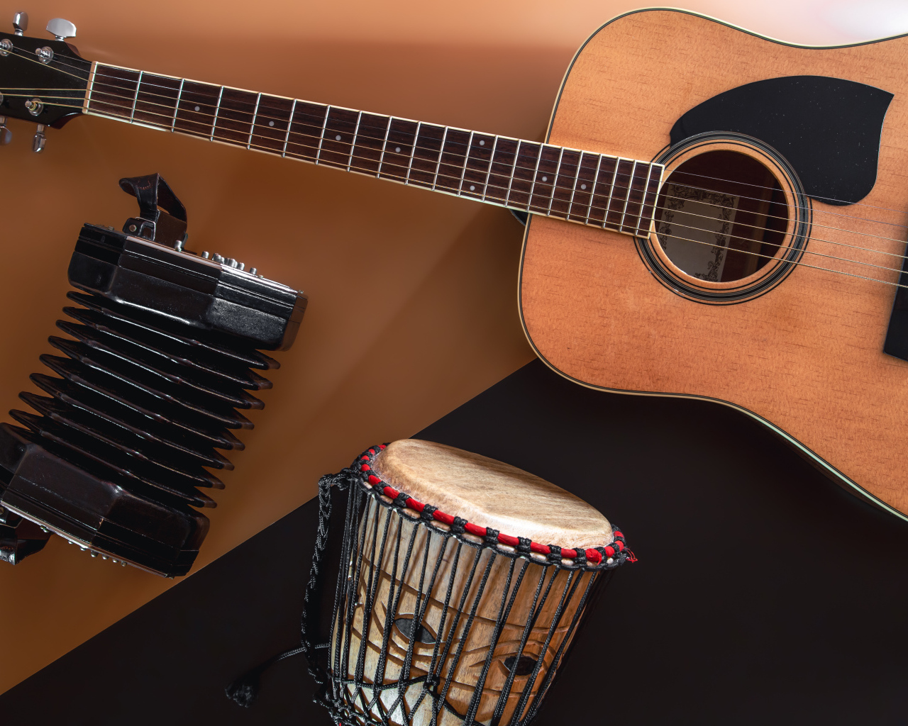 Гитара, гармошка и барабан на столе