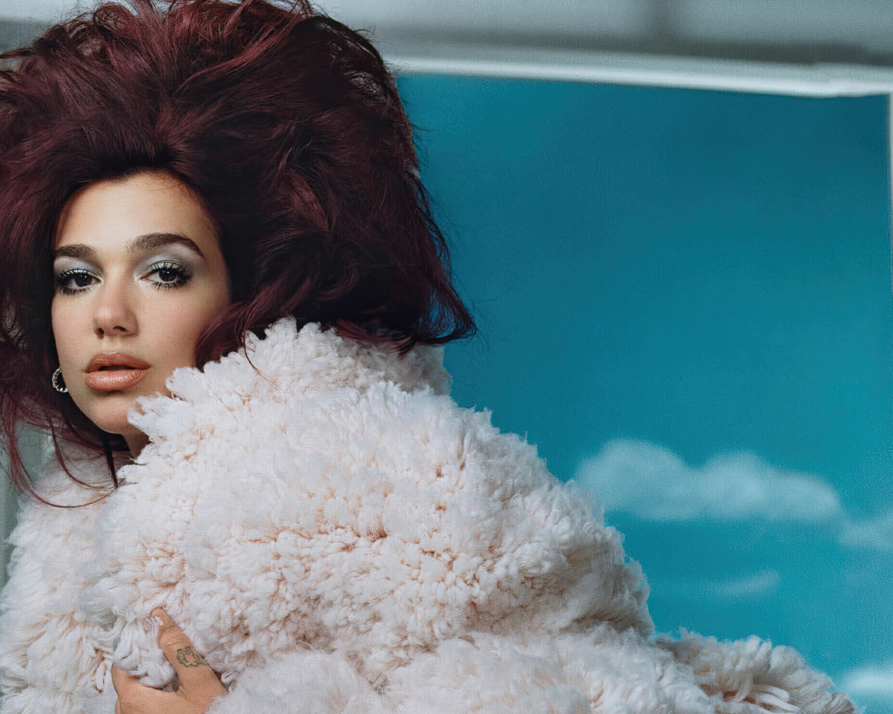 Прическа на голове певицы Дуа Липа