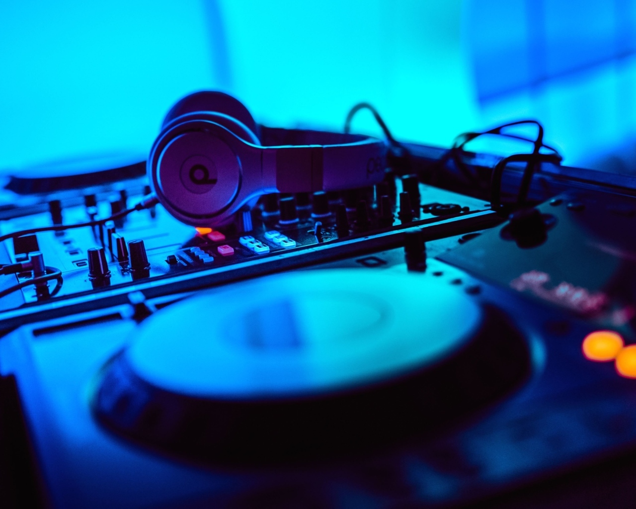 Наушники и диджейская установка в клубе