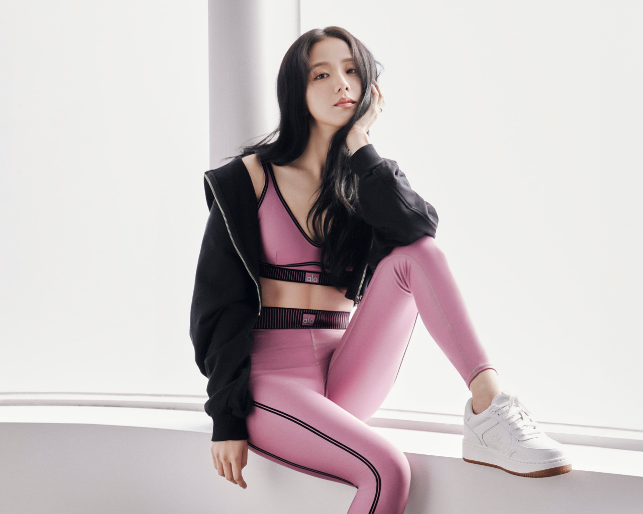 Исполнительница Jisoo Alo Yoga сидит на окне