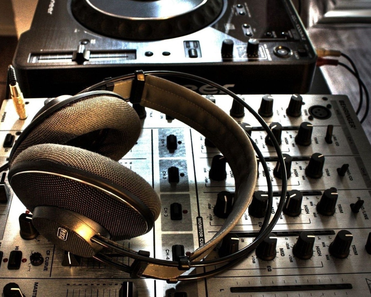 Большие наушники и микшерный пульт в студии