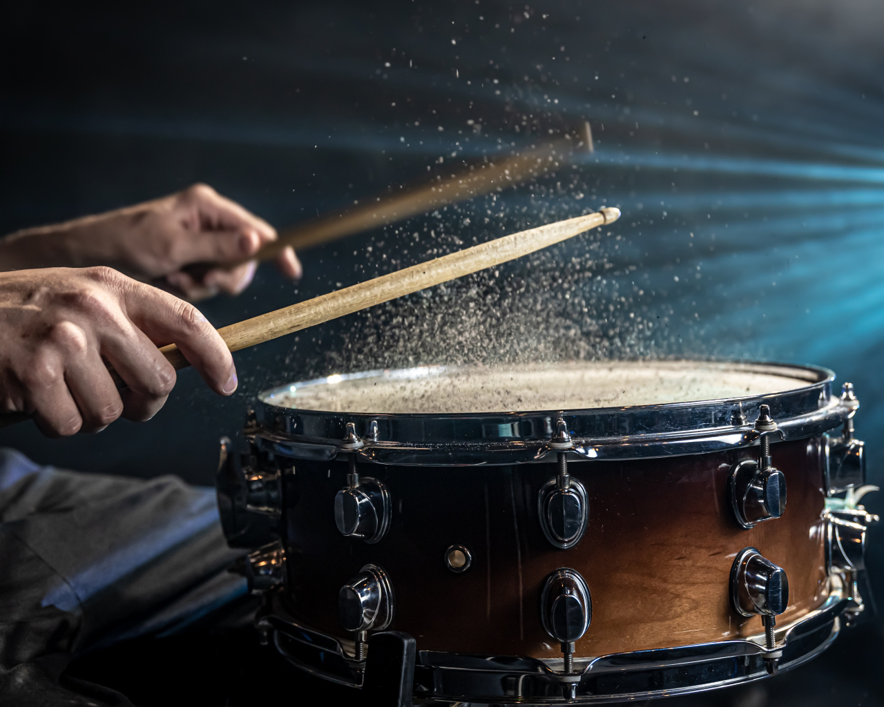 Мужчина играет на барабане 