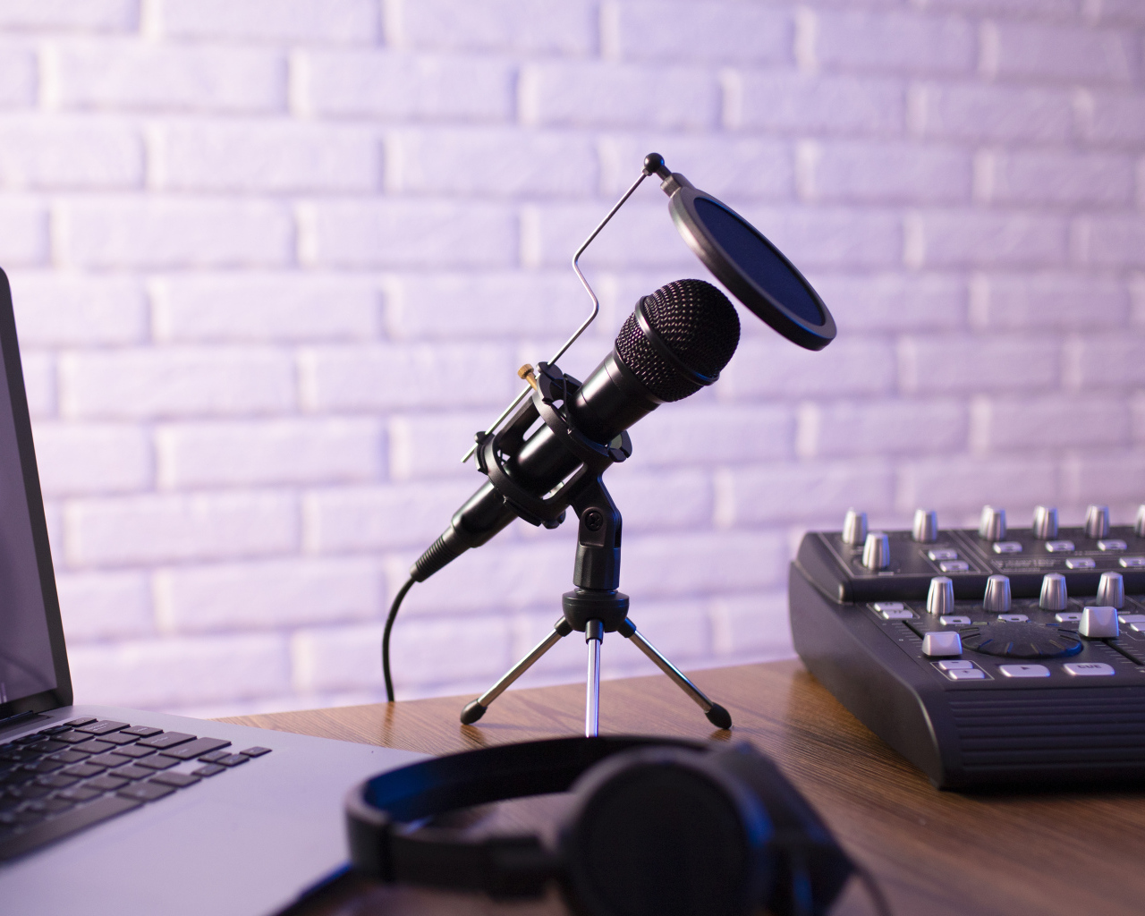 Микрофон на столе с микшером и ноутбуком