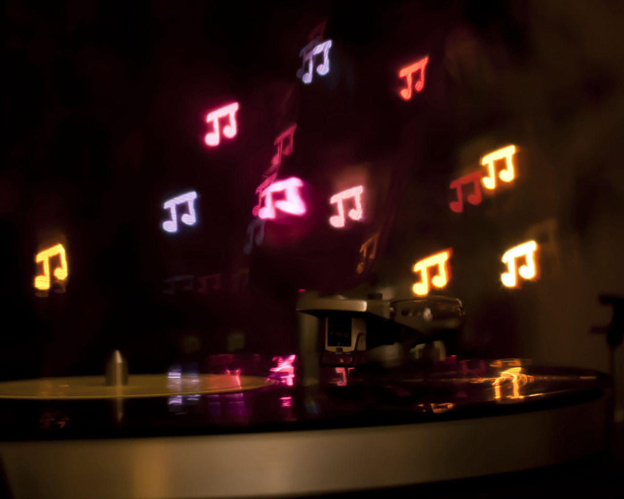 Разноцветные неоновые ноты над пластинкой