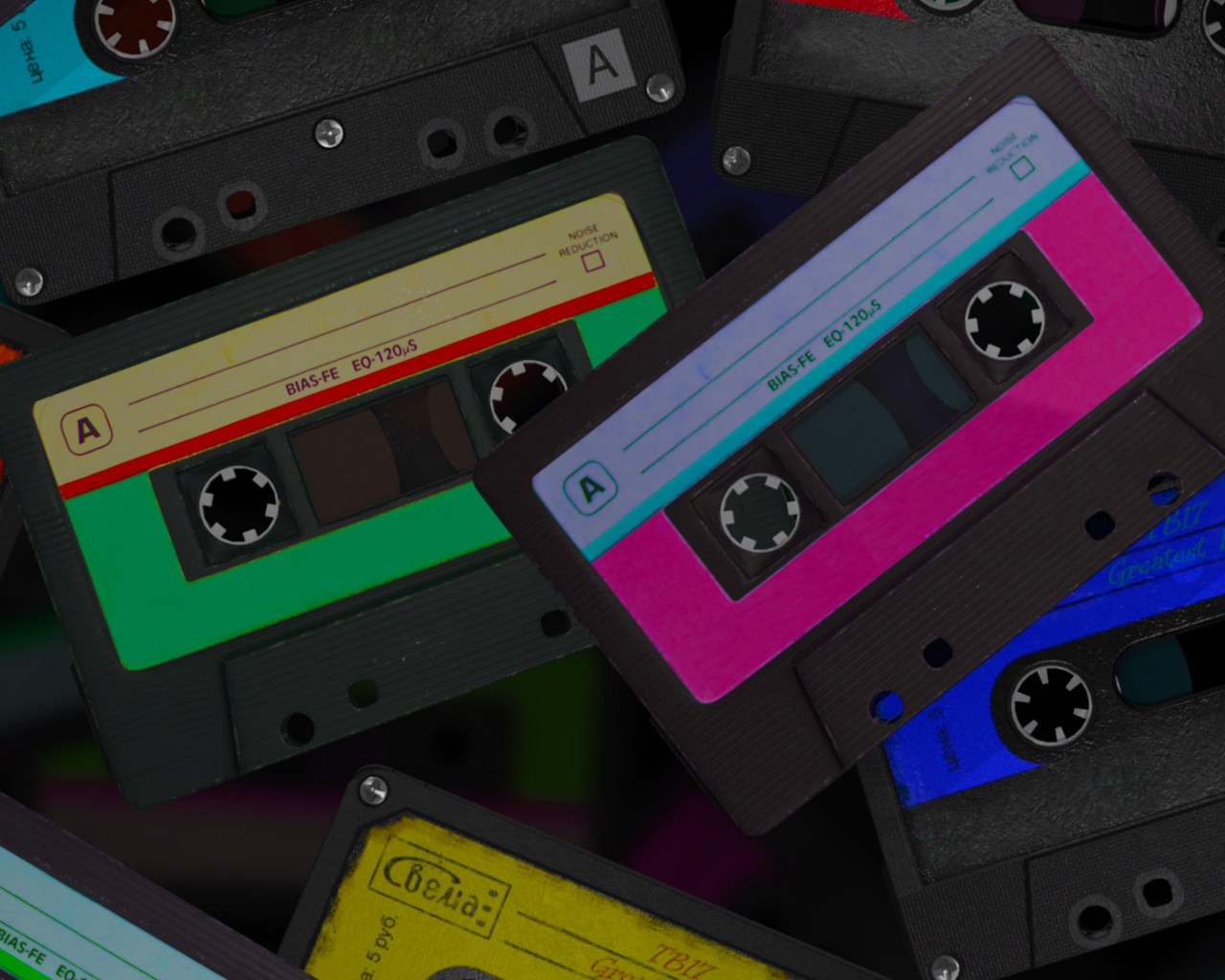 Старые разноцветные магнитофонные кассеты