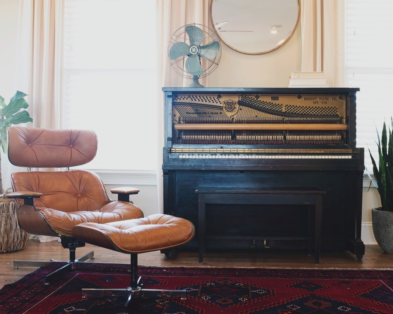 Старое пианино в комнате с кожаным креслом
