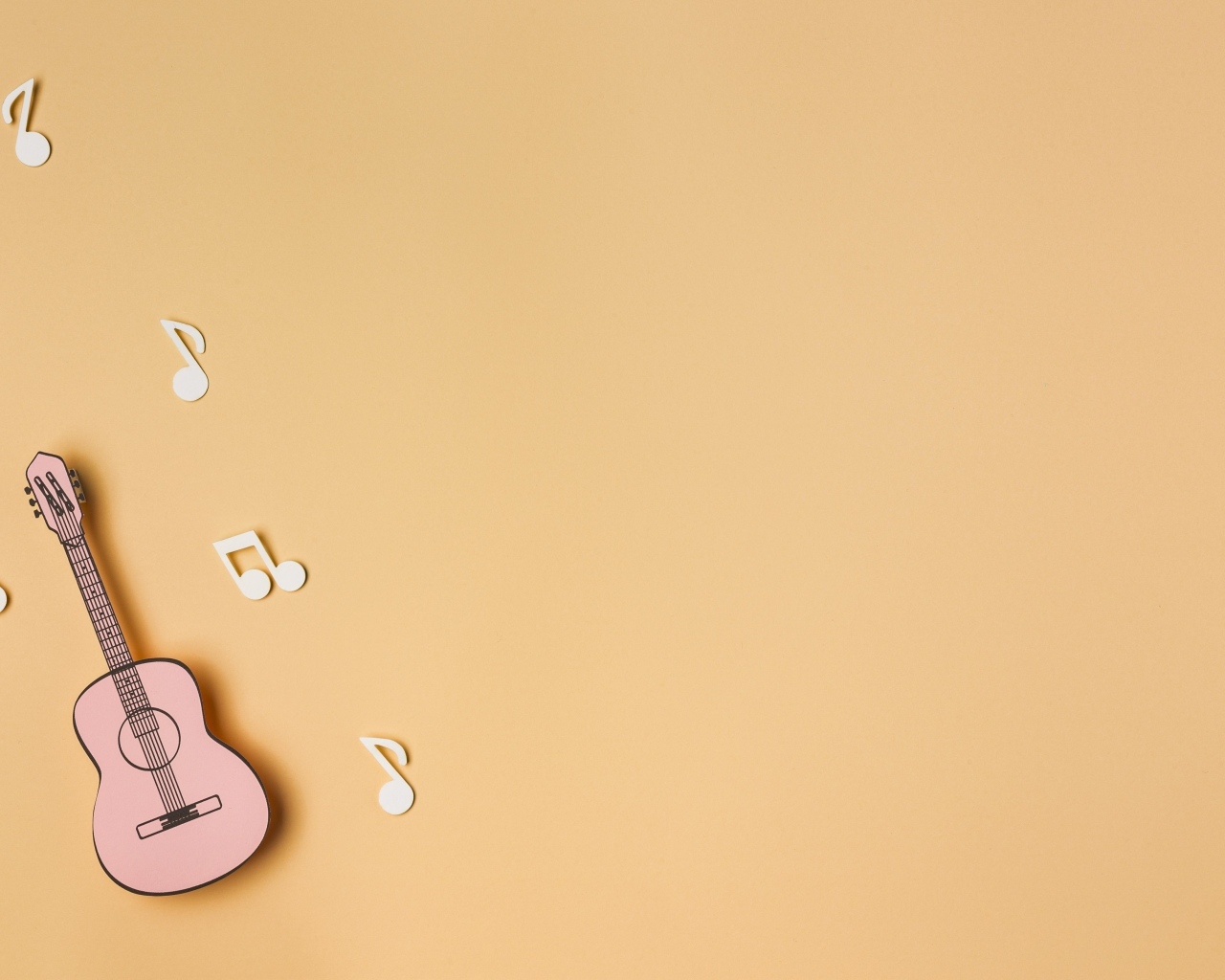 Бумажная гитара и ноты на бежевом фоне