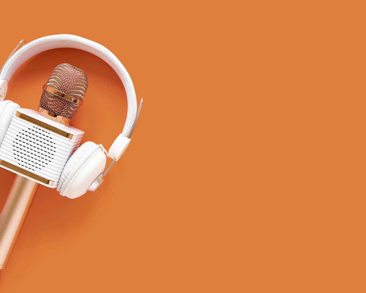 Радио микрофон и наушники на оранжевом фоне