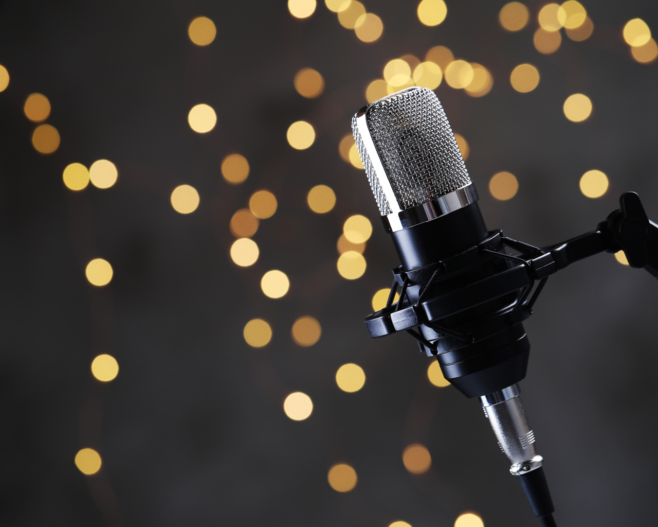 Ретро микрофон на фоне лампочек 