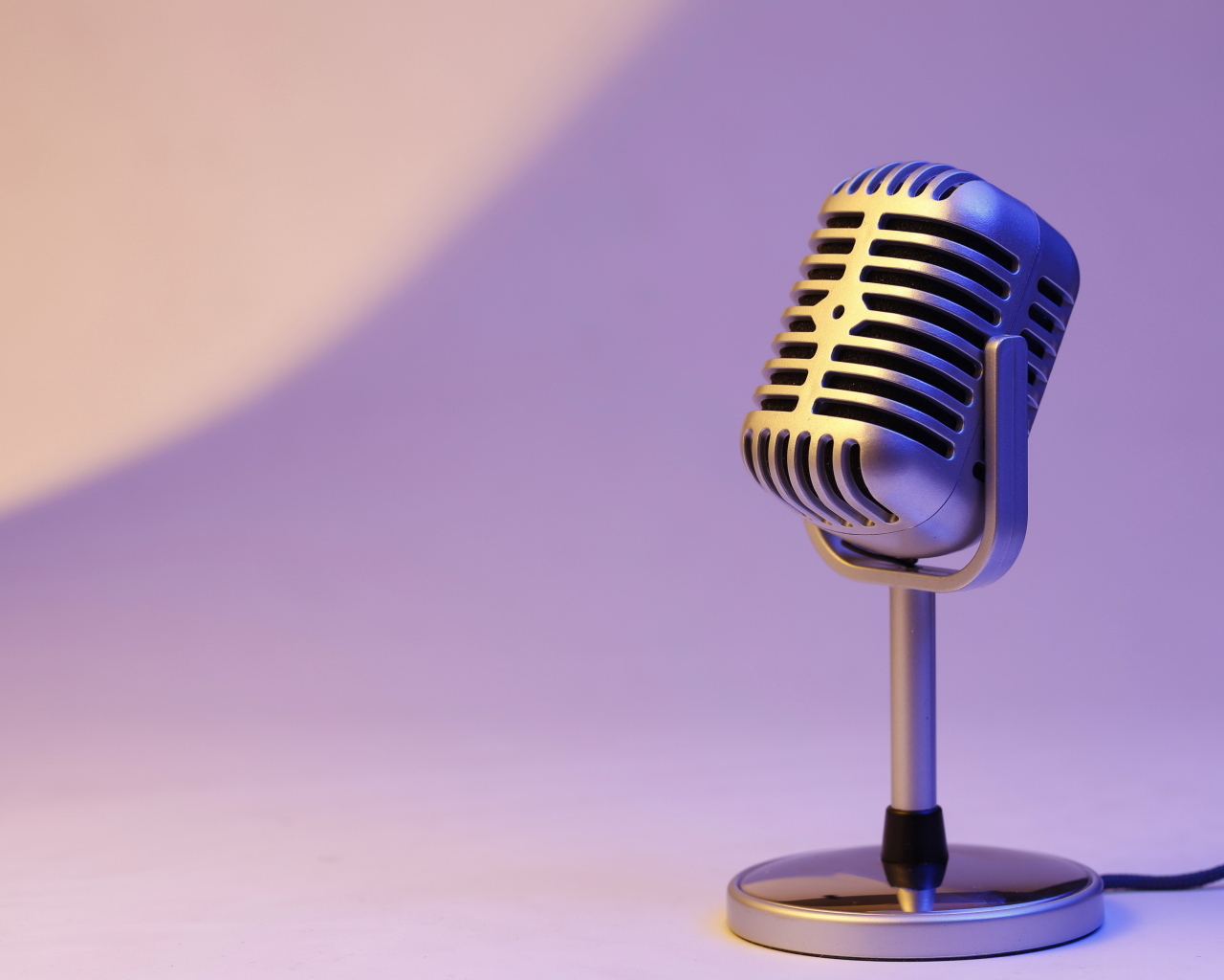 Ретро микрофон на сиреневом фоне