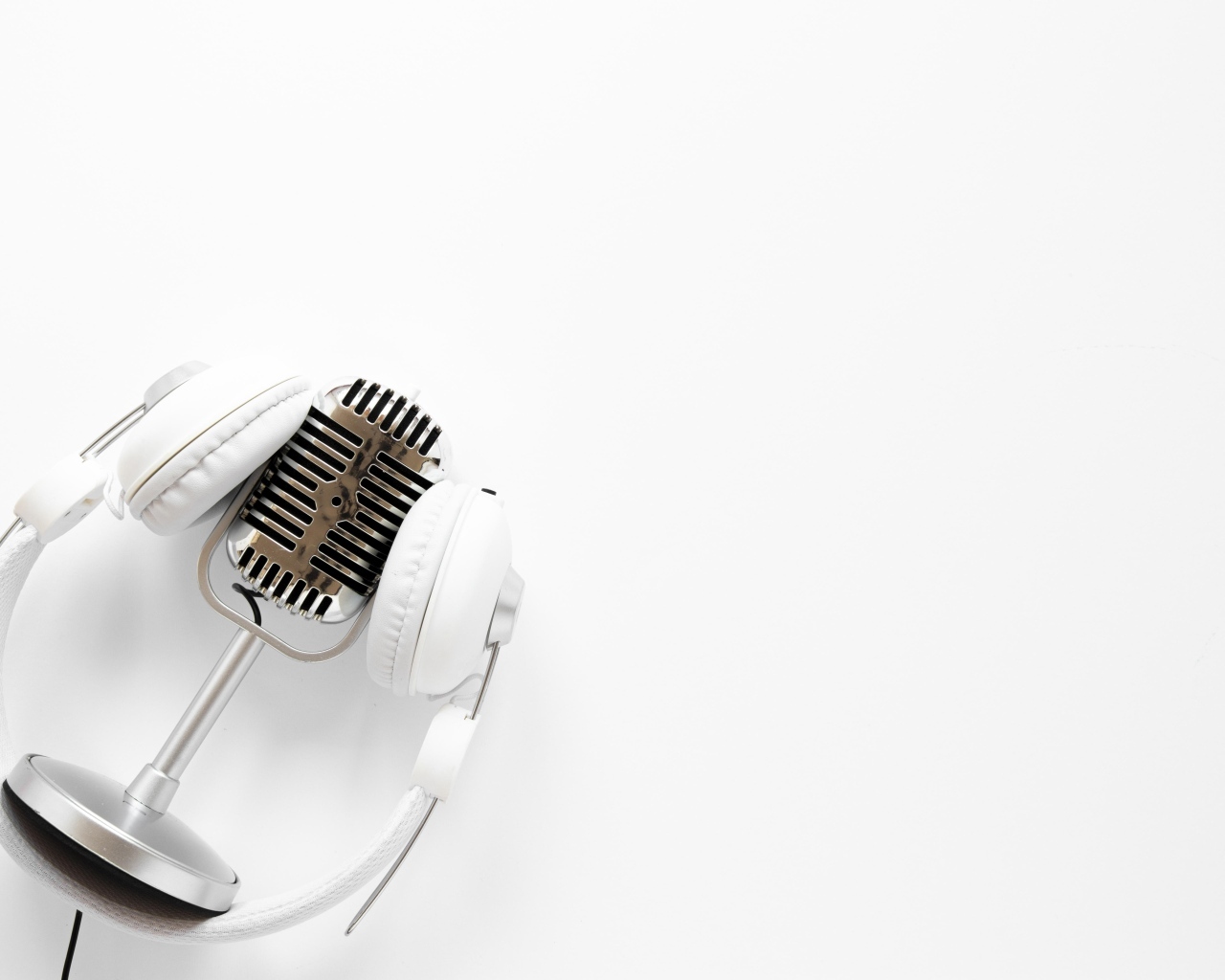 Ретро микрофон с наушниками на белом фоне