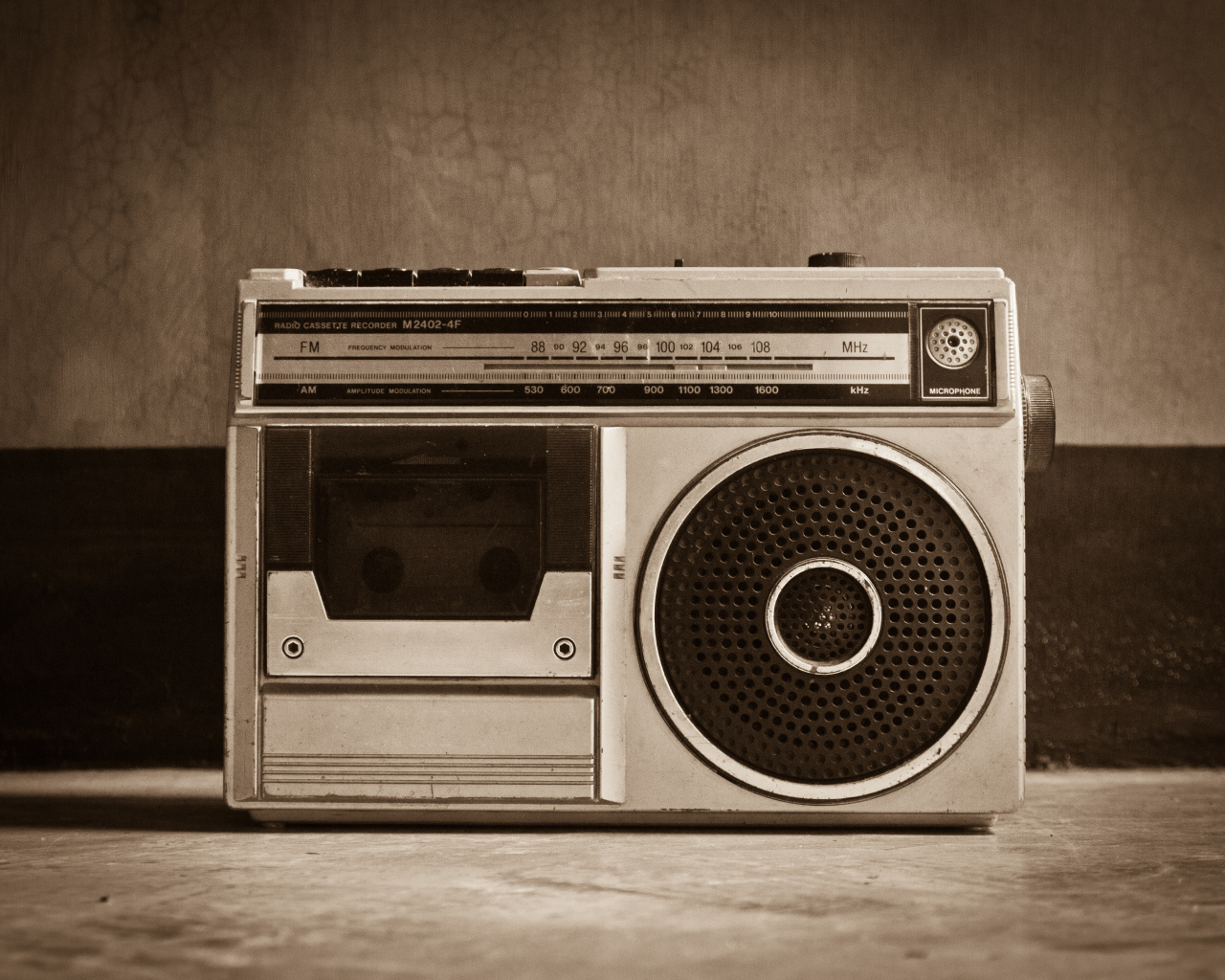 Ретро радио на столе у стены