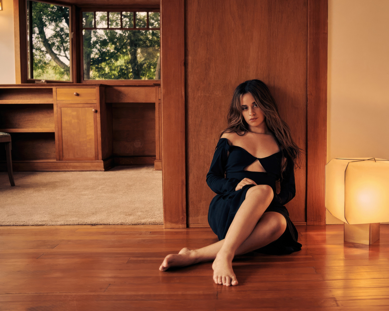 Певица Камила Кабельо сидит на полу у стены