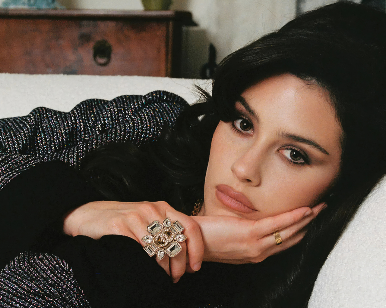 Певица Грэйси Абрамс лежит на кровати