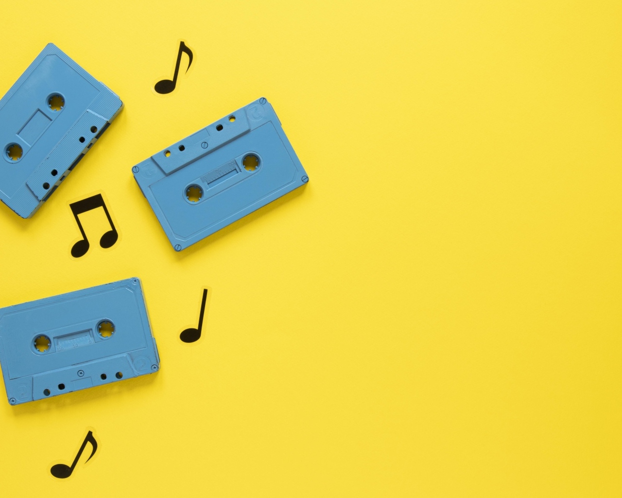 Три голубые кассеты с нотами на желтом фоне