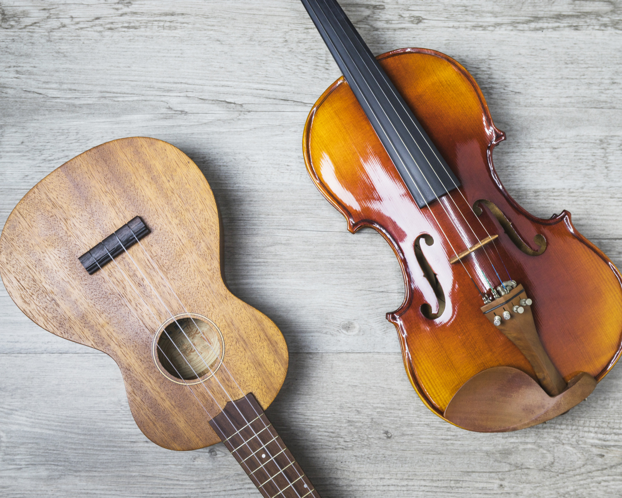 Скрипка и гитара на деревянном столе