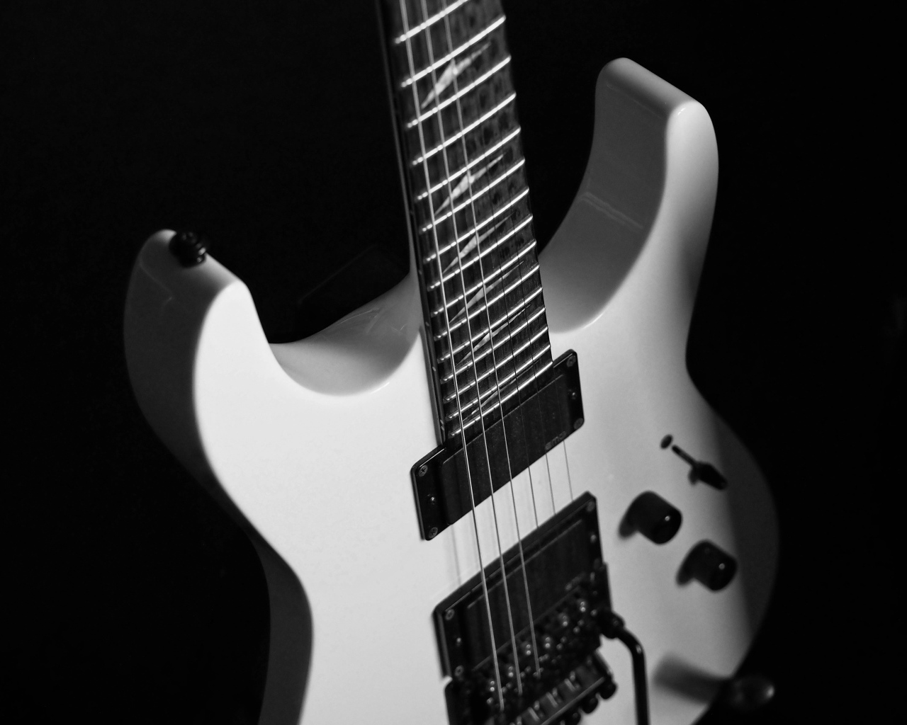 Белая электрогитара на черном фоне